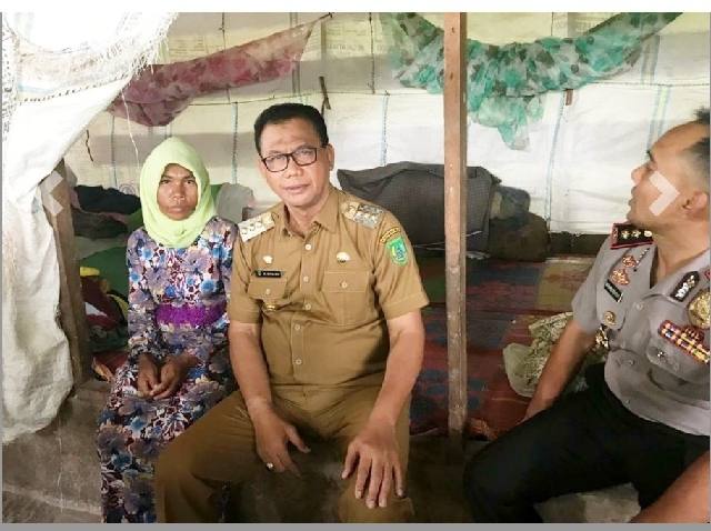 Bupati Rohil Suyatno Siapkan Rumah untuk Janda yang Tinggal di Bekas Kandang Sapi