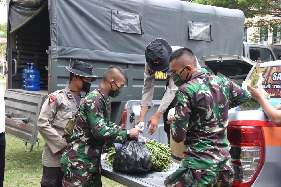 TNI-Polri Siapkan Nasi Kotak untuk Masyarakat Terdampak Covid-19 di Riau