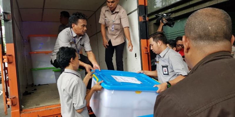 KPU Serahkan 100 Boks Dokumen Alat Bukti PHPU Pileg ke MK