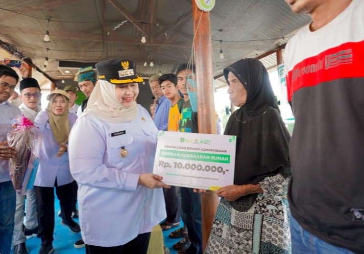 Bupati Kasmarni Semangati dan Beri Bantuan ke Korban Kebakaran: