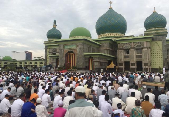 Ribuan Umat Muslim Salat Ied di Halaman Masjid Raya An Nur Riau