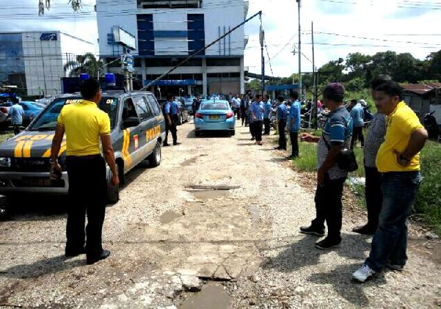 Sopir Taksi Kopsi Serbu Kantor Blue Bird