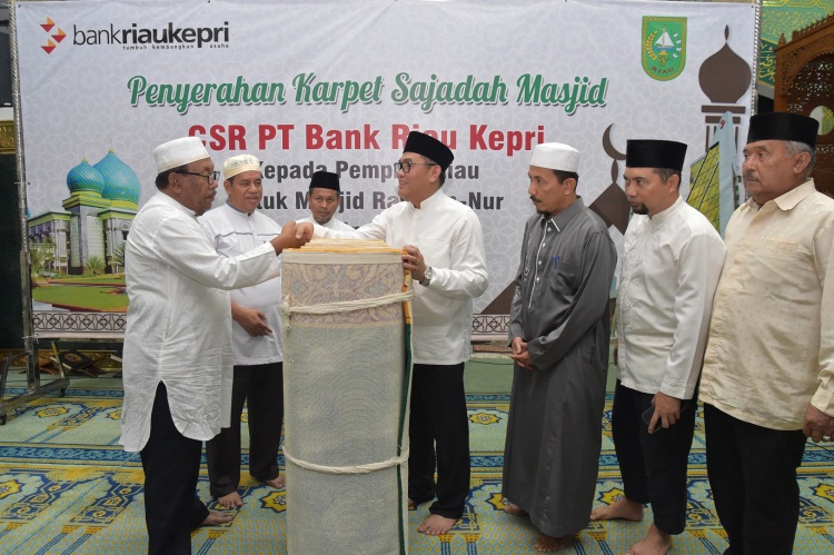 Bantuan CSR Bank Riau Kepri, Masjid Raya Annur Riau Miliki 2.500 M2 Karpet Sajadah Baru