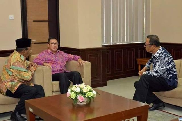 Perjuangkan Embarkasi Haji Riau, Bupati Kampar dan Plt Gubri Temui Menteri Agama