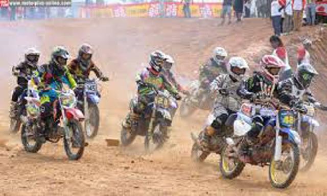 Panitia Gesa Kejuaraan Motorcross di Kebun Lado