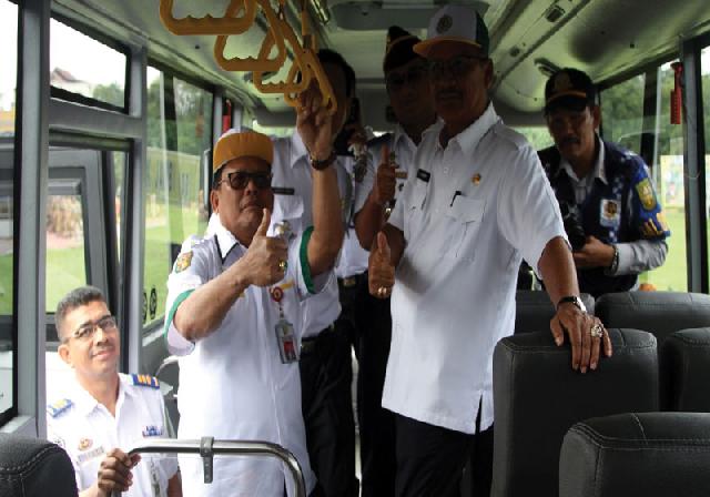 Bupati Sukarmis Naiki Bus Bantuan Kemenhub