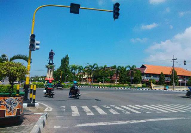 Simpang Empat Pasar Pagi Arengka Lumpuh Total