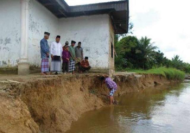 Masjid Tua di Air Hitam Pujud  Terancam Abrasi