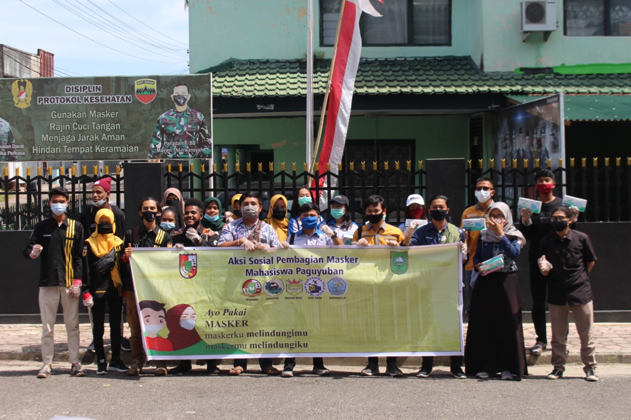 Sejumlah Organisasi Paguyuban Mahasiswa di Riau Bagi-bagi Masker ke Masyarakat