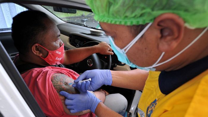 Wakil Menteri Kesehatan Tinjau Vaksinasi Drive Thru di Pekanbaru