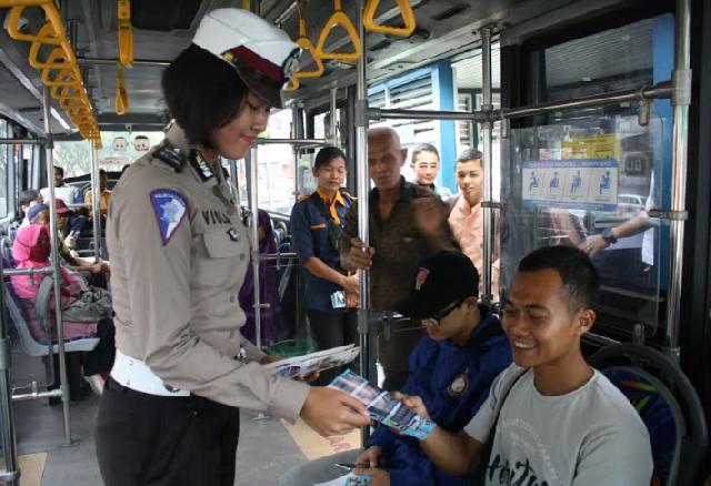 Satlantas Sampaikan Imbauan Keselamatan di Dalam Bus TMP
