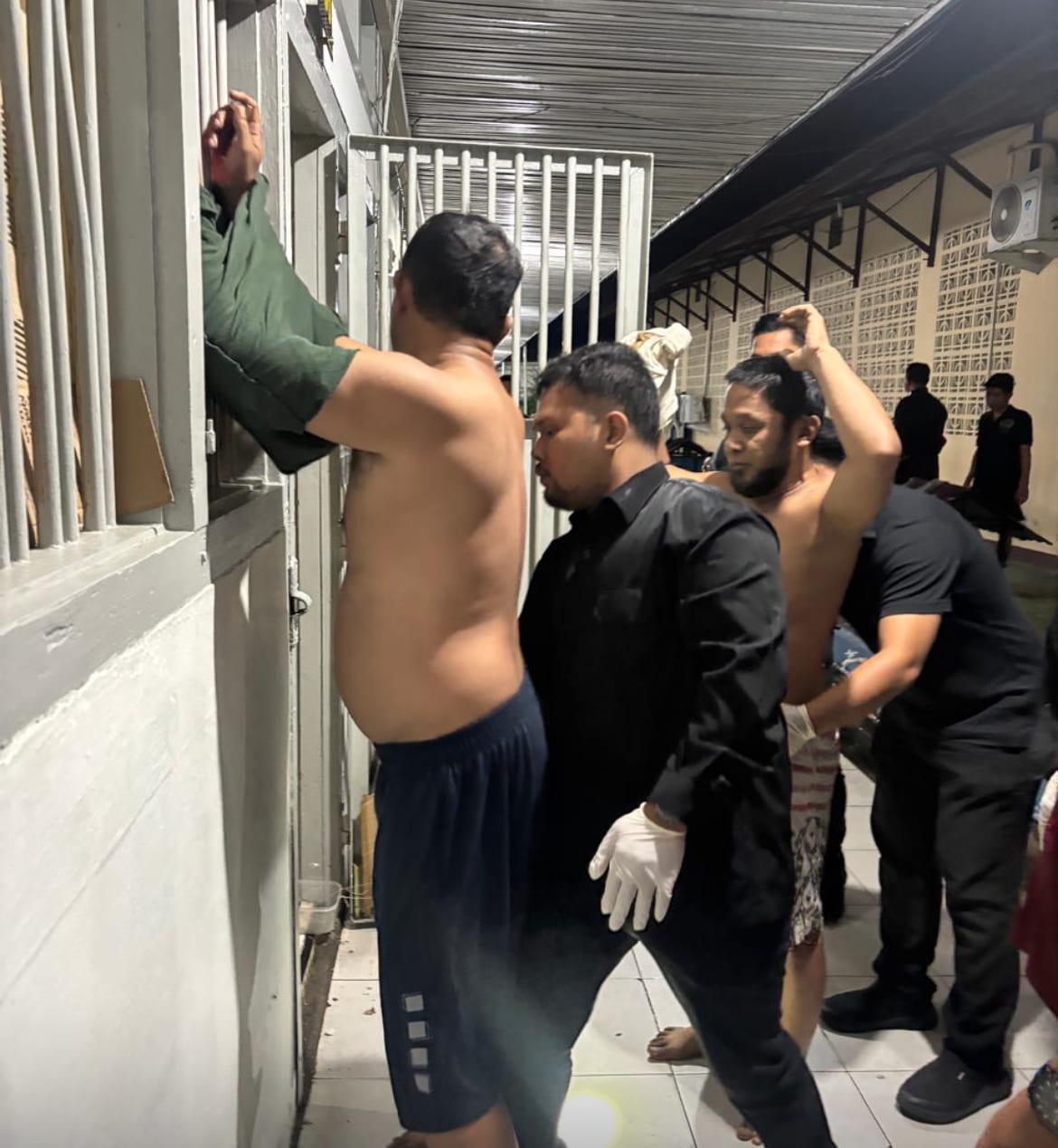 Razia Mendadak Blok Hunian WBP Lapas Kelas IIA Pekanbaru, Petugas Sita HP Hingga Kabel Listrik