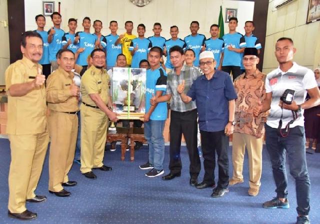 PS Kampar Serahkan Tropi Piala Gubernur Riau Kepada Pemda