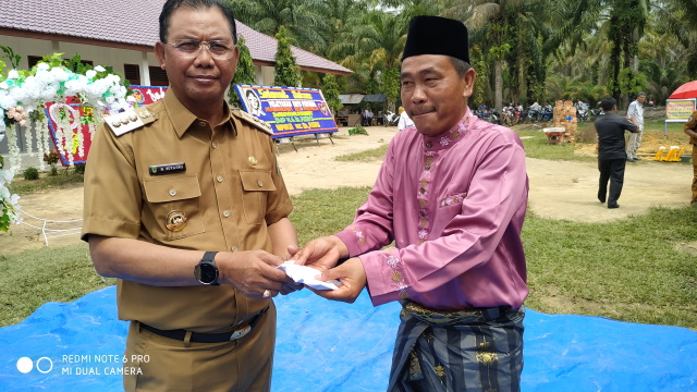 Dari Saku Pribadi, Bupati Suyatno Sumbang Rp5 Juta untuk Pembangunan Lokal SMPN 6 Bangko Pusako