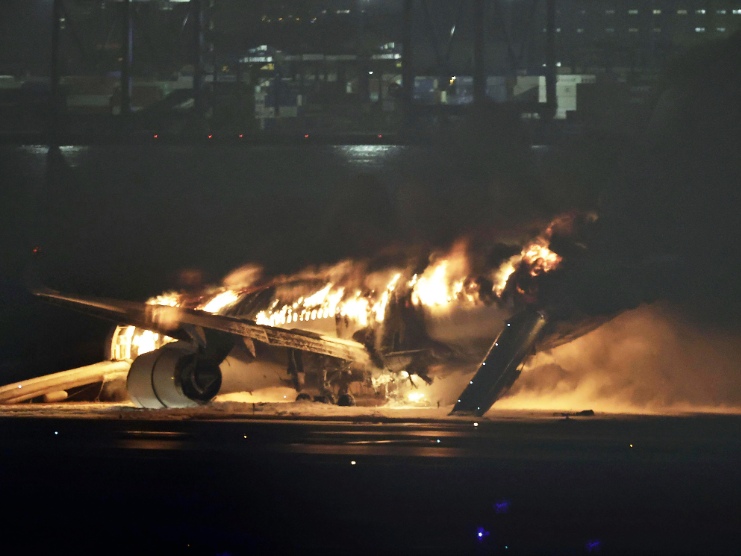 Dua Pesawat Bertabrakan di Bandara Haneda Tokyo