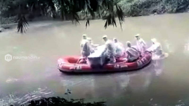 Cerita Perjuangan Petugas Antar Jenazah Pasien Corona Pakai Perahu ke Pemakaman