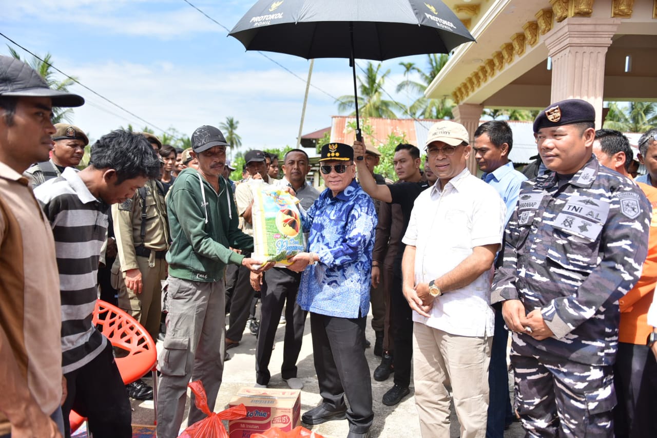 Nelayan di Rohil Dapat Bantuan Sembako dari Pemkab