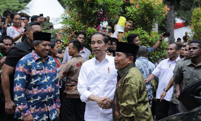 Pertama Kali Injakkan Kaki di Siak, Jokowi Langsung Bagikan SK Perhutanan Sosial