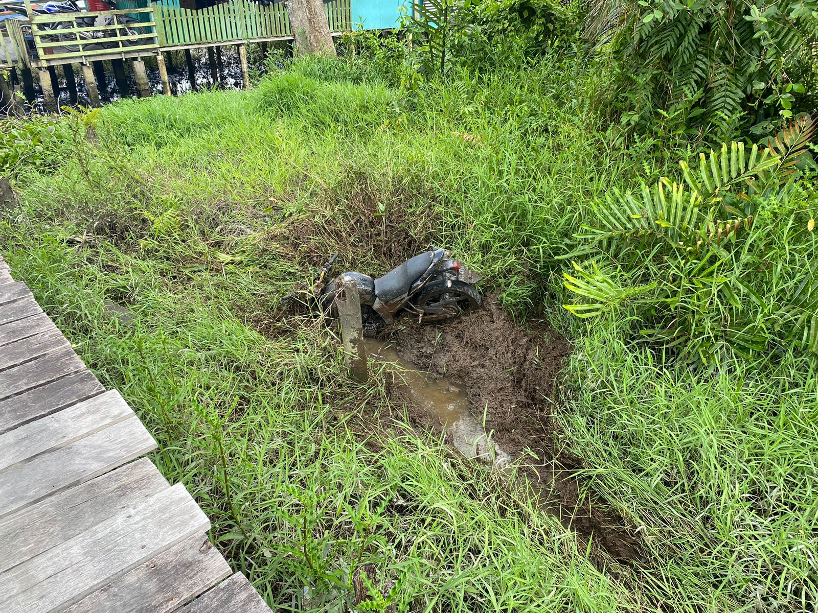 Terjatuh di Jembatan Pelabuhan Penyebrangan, Pemotor di Siak Meninggal Dunia