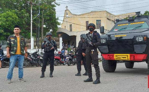 Banser NU Bantu Polisi Jaga Gereja saat Misa Jumat Agung