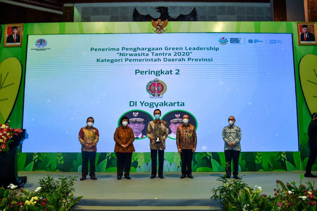 Menteri LHK Siti Nurbaya Serahkan Penghargaan Green Leadership Nirwasita Tantra 2021
