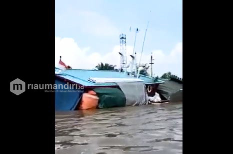 KLM Maju Jaya 89 Karam di Perairan Sungai Siak Usai Tabrakan dengan TB Lotus 82