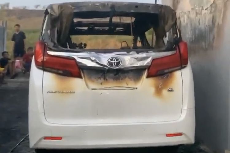 Pembakar Mobil Via Vallen Peragakan Adegan Rekonstruksi Sambil Senyum
