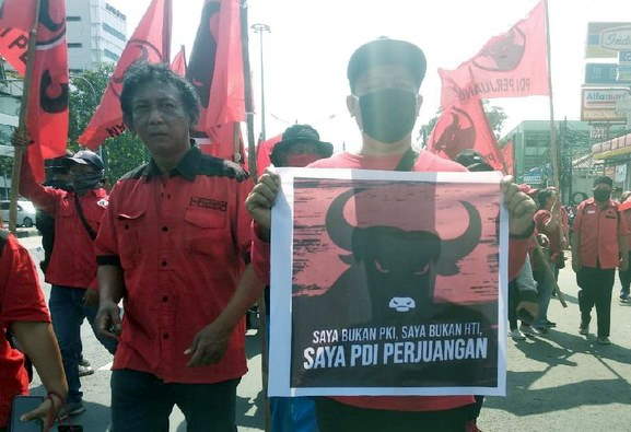 Massa PDIP Longmarch Bawa Poster 'Saya Bukan PKI, Saya Bukan HTI'