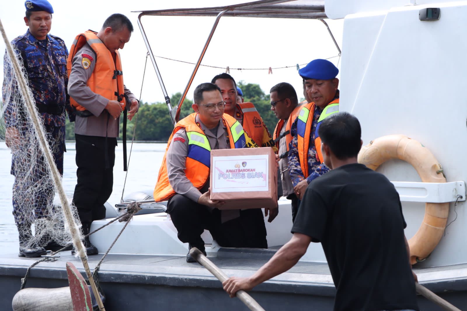 Berikan Bantuan, AKBP Asep Sambangi Nelayan di Perairan Sungai Siak