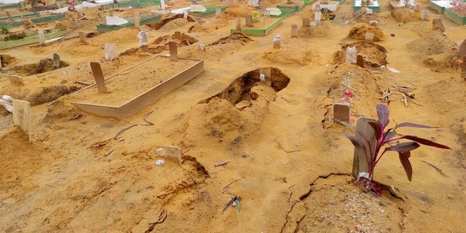Puluhan Makam Khusus Covid-19 di Bandung Ambles