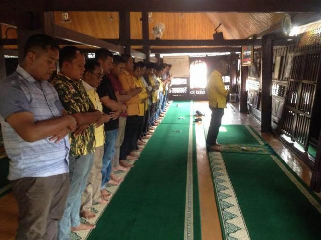 Andi Rachman Jadi Imam di Masjid Jamik Air Tiris, Warga: Inyo Uwang Awak Juo