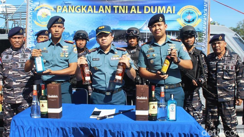 TNI AL Gagalkan Penyeludupan Miras dan Tekstil Ilegal di Dumai