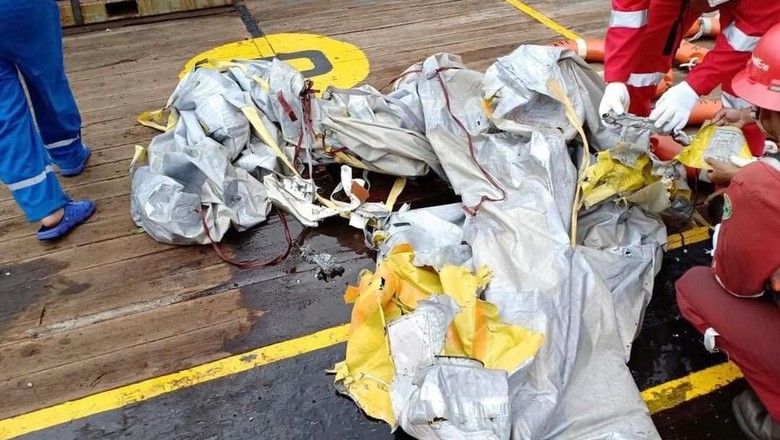 Ponsel dan Puing Pelampung Ditemukan di Lokasi Lion Air Jatuh
