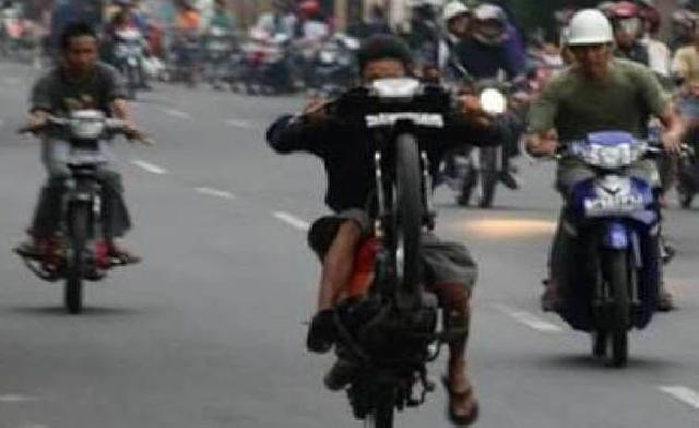 Jelang Berbuka Puasa, Beginilah Aksi Remaja di Jalan Hang Tuah Pekanbaru 
