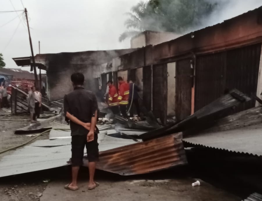 Belasan Kios di Pasar Baru Ujung Batu Ludes Terbakar