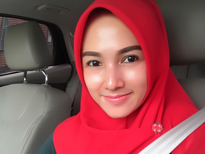 Benazir Endang, Istri Muda Limbad yang Minta Diceraikan