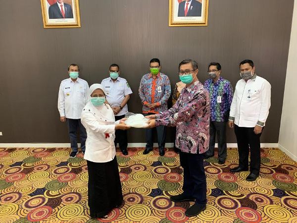 Sempena HUT ke-54, BRK Serahkan APD Tenaga Kesehatan ke Pemprov Riau