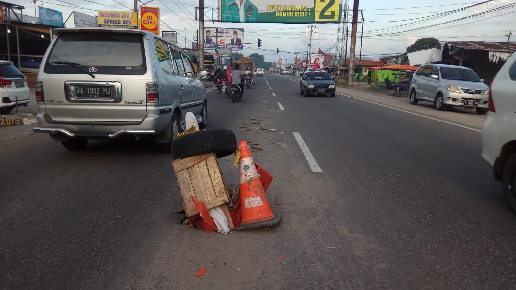 Lubang Menganga di Tengah Jalan, Pengendara Pekanbaru-Bukittinggi Diminta Hati-hati