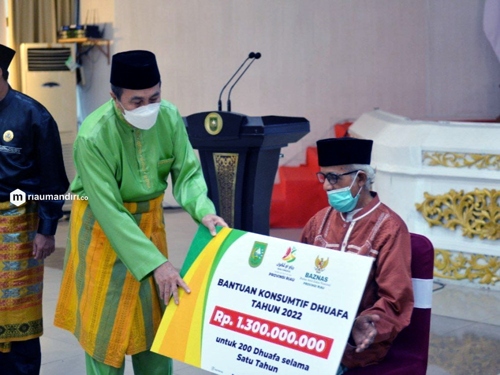 Sempena Hari Jadi Provinsi Riau, Baznas Salurkan Beasiswa dan Bantuan Konsumtif Dhuafa