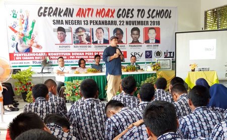 Edukasi Anti Hoax di Riau, SPS, PWI, IJTI dan AJI Sambangi Tiga Sekolah 