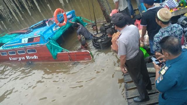 Hantam Tunggul Kayu, Speedboat Karam di Perairan Tanah Merah Inhil