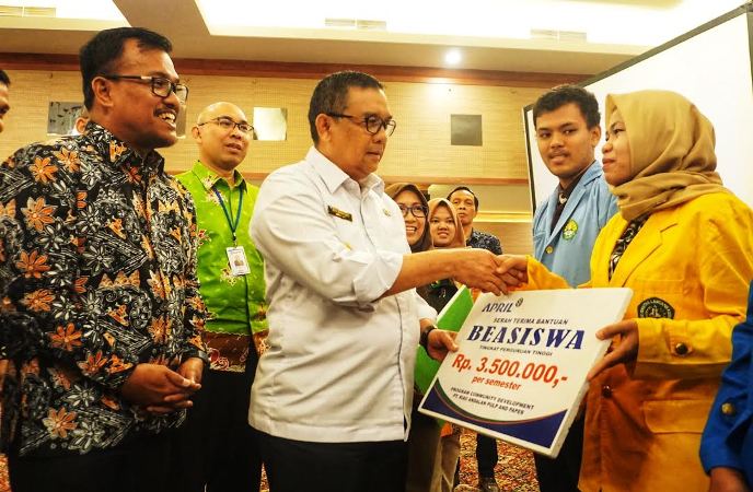 400 Siswa dan Mahasiswa Riau Terima Beasiswa Pendidikan