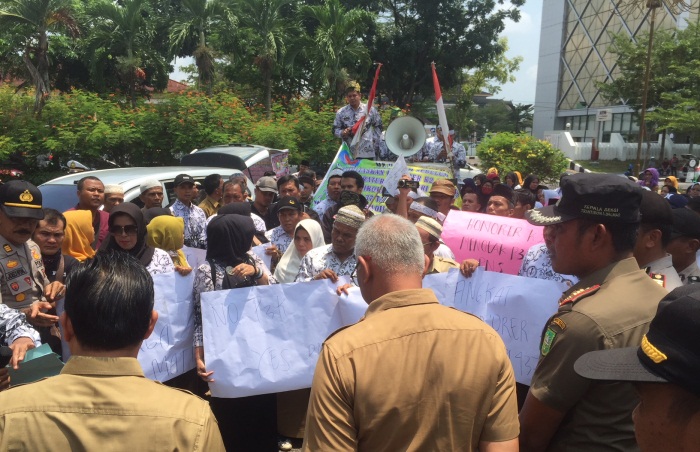 Ratusan Honorer K2 Demo Kantor Gubernur Riau, Tuntut Diangkat Jadi PNS