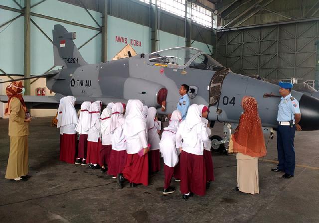 SD Al-Ulum Kunjungi Lanud Roesmin Nurjadin
