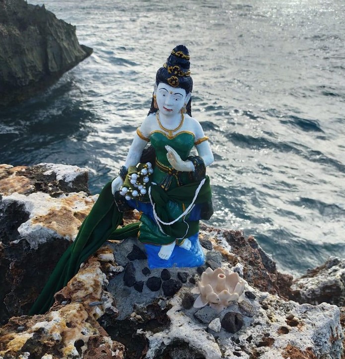 Geger, Patung Nyi Roro Kidul Ditemukan di Atas Batu Karang Waterblow Bali
