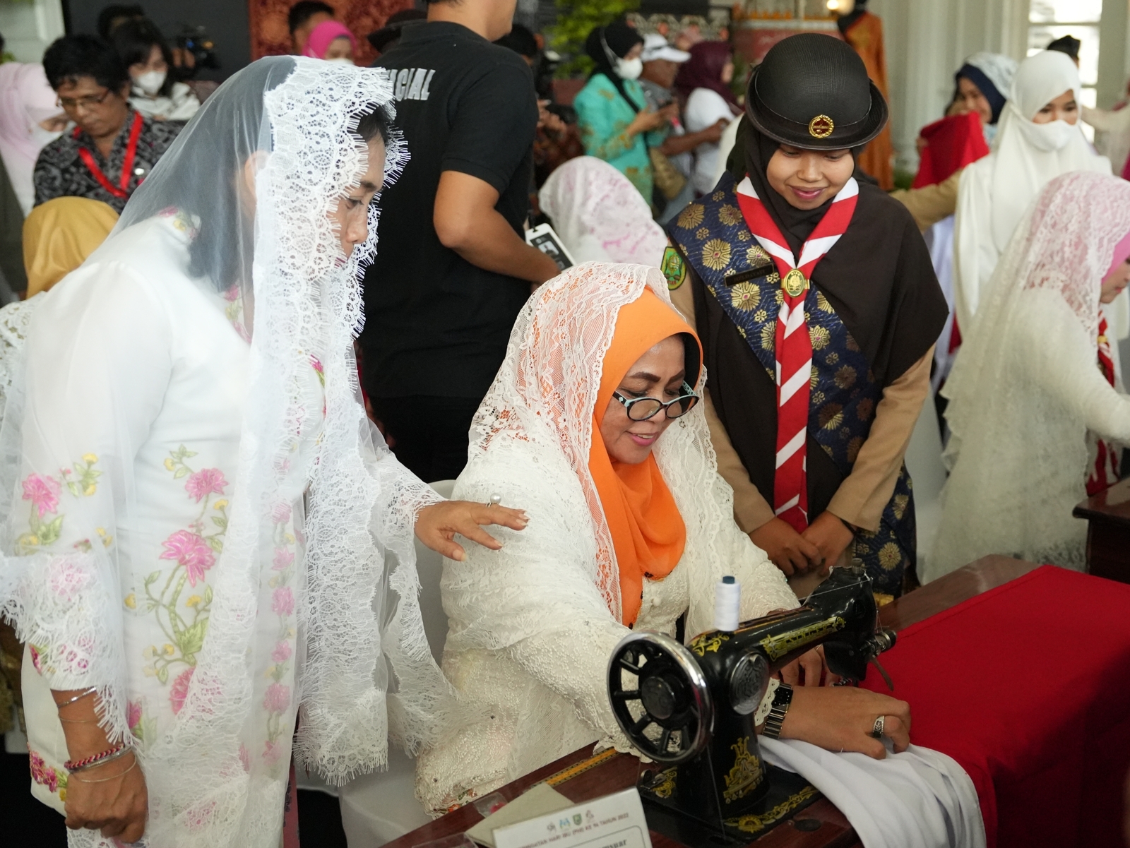 Misnarni Syamsuar Menjahit Bendera Merah Putih