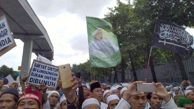 Demo di Kedubes India, Massa FPI-PA 212 Kibarkan Spanduk Jumbo Habib Rizieq