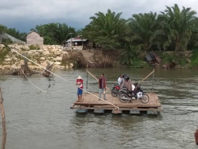 Akses Jembatan Sei Rokan Ditutup, Pemkab Rohul Sediakan Rakit Penyeberangan Hingga Bus Antar Jemput