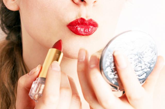 8 Trik Cantik Menggunakan Lipstik