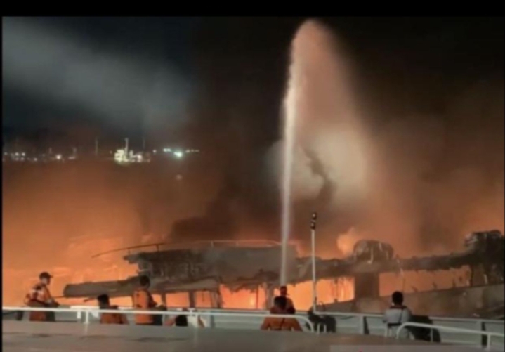 Kapal Dumai Line 5 Terbakar saat Isi BBM di Pelabuhan Sekupang, 1 Orang Meninggal Dunia